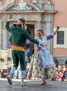 Read more about the article Von Klassik bis Folklore-Offene Stunde „Tanzen für Erwachsene“
