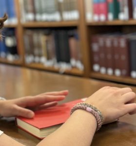 Mehr über den Artikel erfahren  Märchenhafte Klänge – Kurdische Poesie und Erzählungen